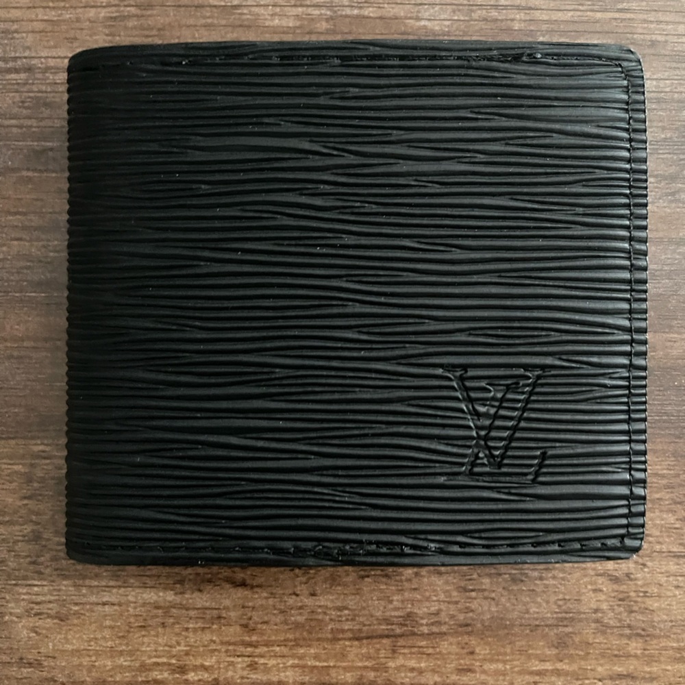 Black Bifold Textured Men's wallet comes with box and dust bag!